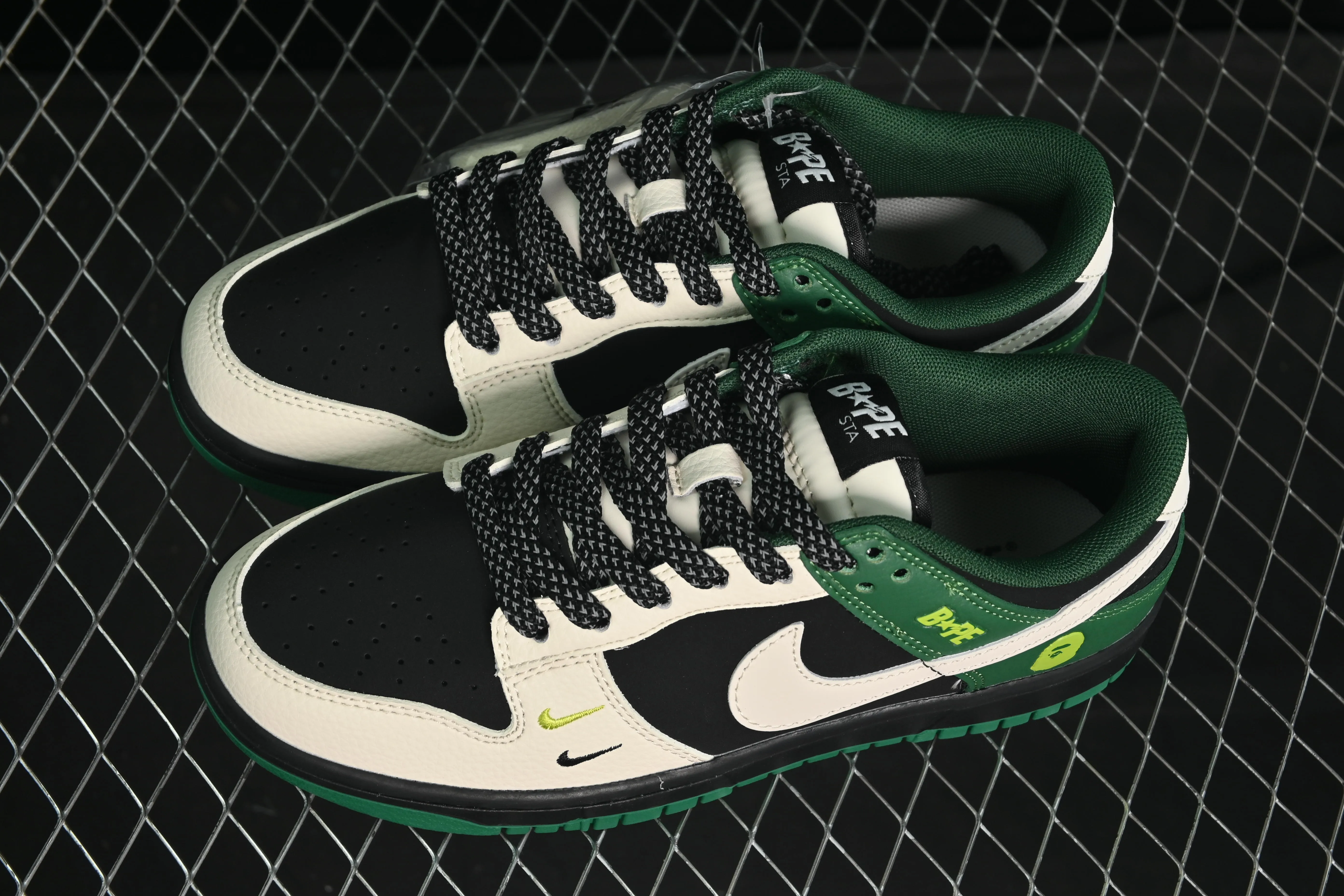 All categories Nk SB Dunk Series Nk SB Dunk Low High-end customized low-top sneakers Nike SB Dunk Low Bape joint beige black and green double hook Anniversary high-end customized low-top casual sneakers QW5836-015